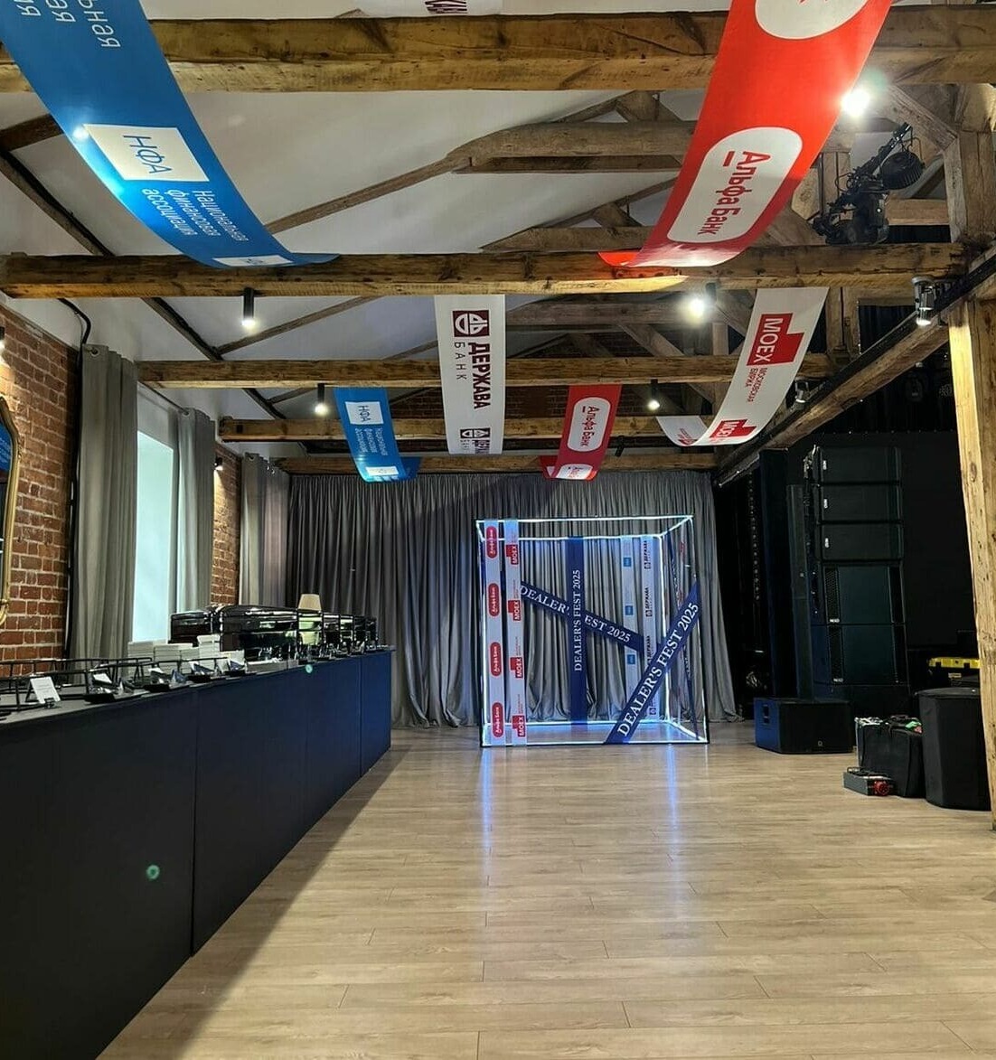 Фотозона неоновый куб с лентами Фотозона неоновый куб с лентами