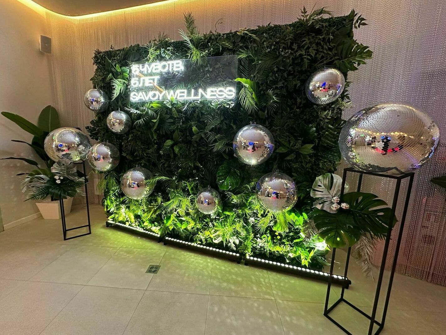 Тропическая фотозона с диско-шарами Тропическая фотозона с диско-шарами