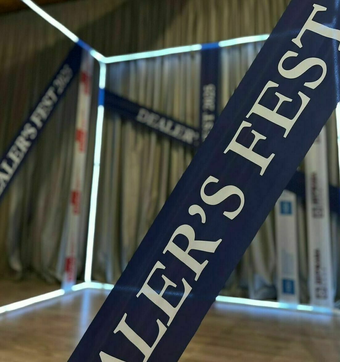 Фотозона неоновый куб с лентами Фотозона неоновый куб с лентами