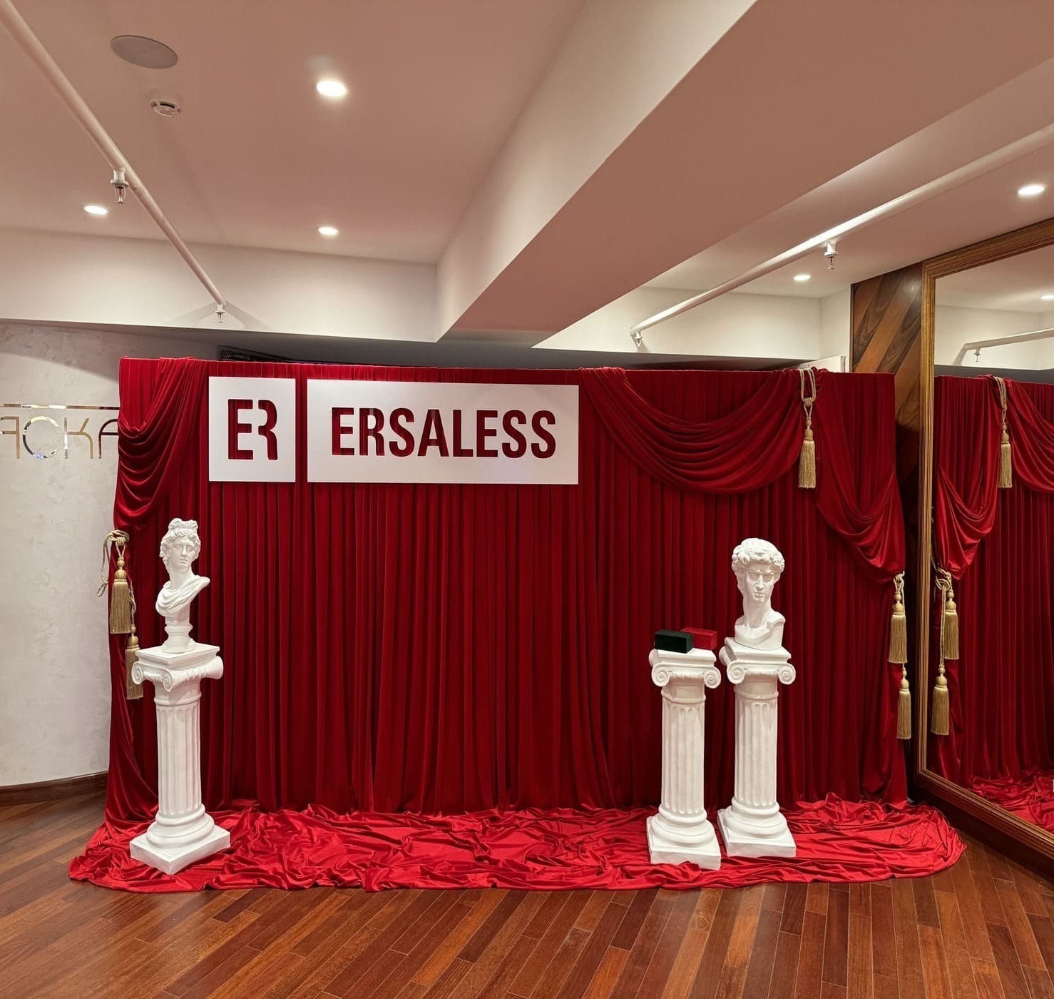 Фотозона с красной тканью Фотозона с красной тканью