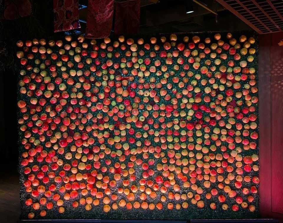 Фотозона осенняя с яблоками Фотозона осенняя с яблоками