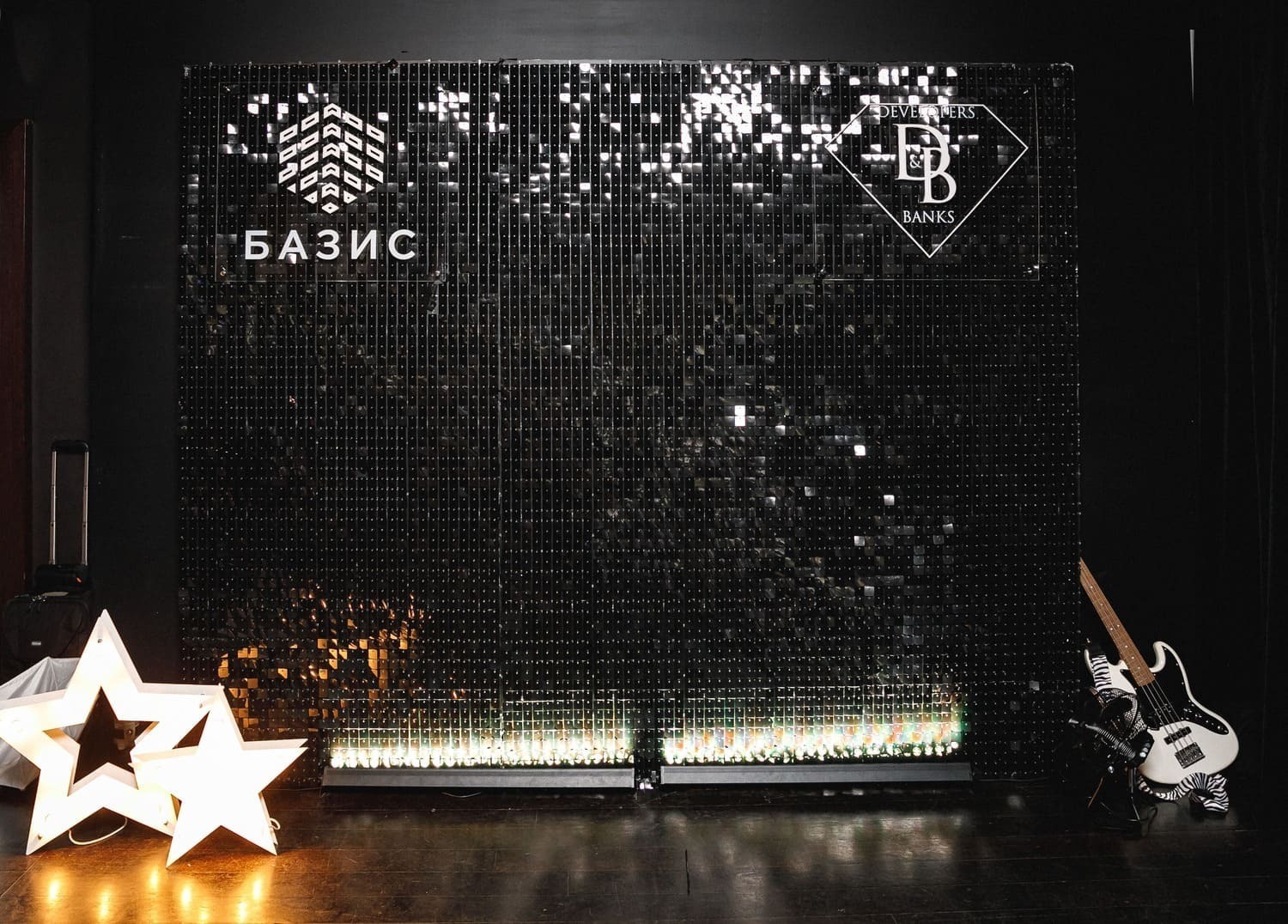 Фотозона из черных пайеток в стиле Рок Фотозона из черных пайеток в стиле Рок