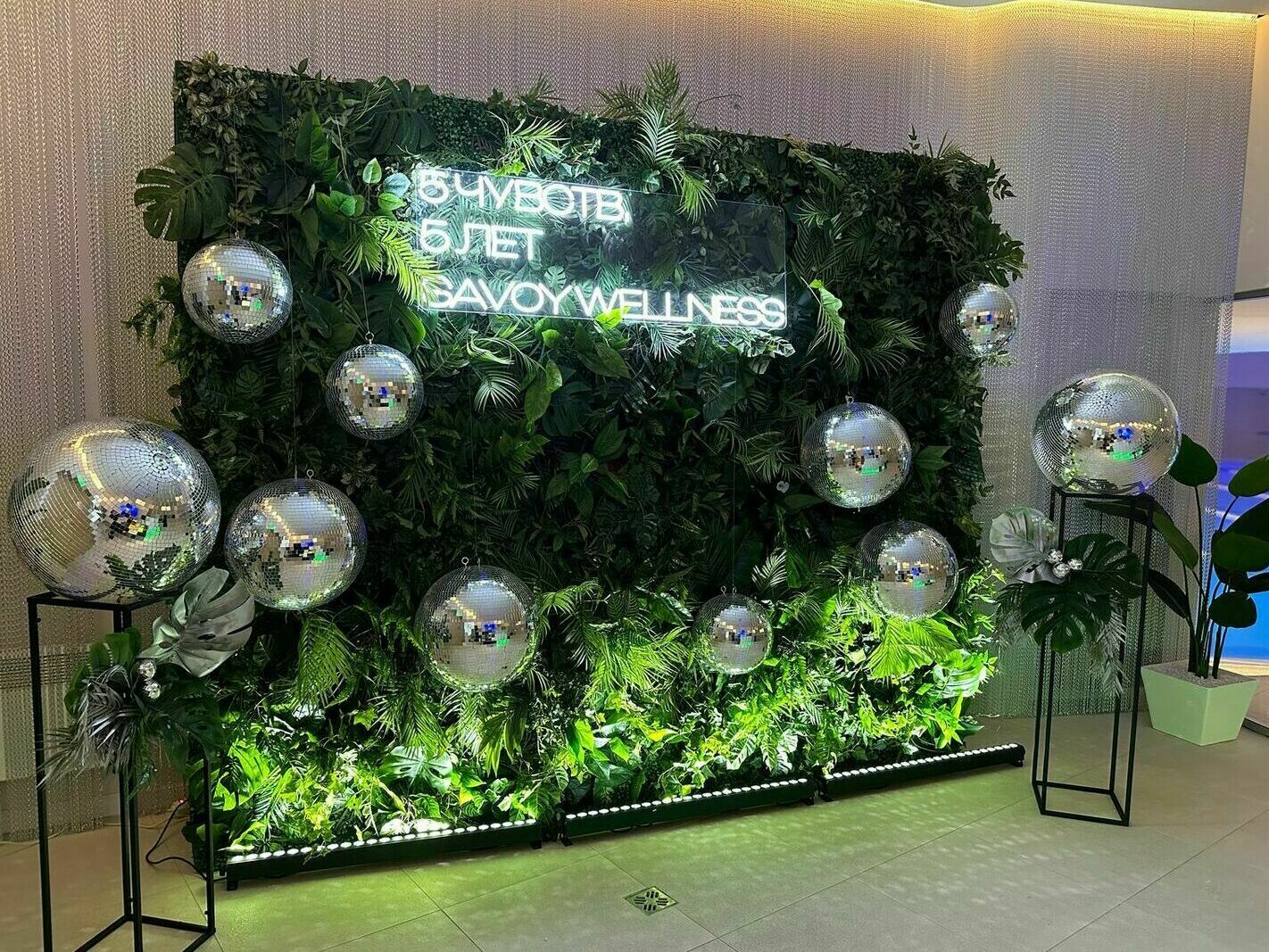 Тропическая фотозона с диско-шарами Тропическая фотозона с диско-шарами