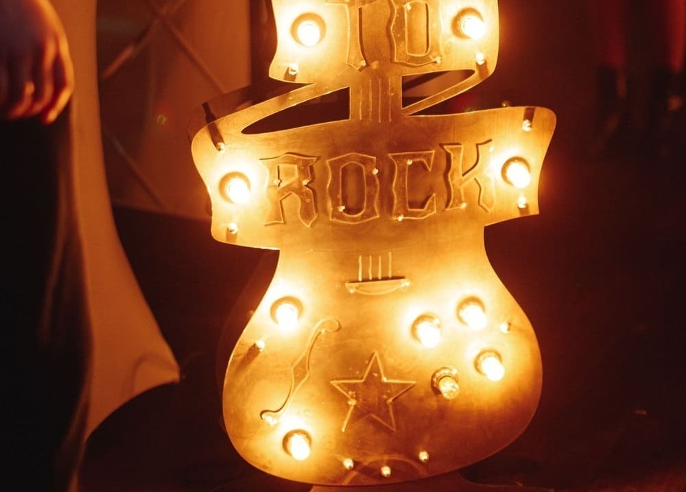 Фотозона из черных пайеток в стиле Рок Фотозона из черных пайеток в стиле Рок