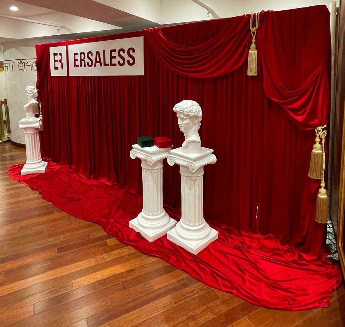 Фотозона с красной тканью Фотозона с красной тканью