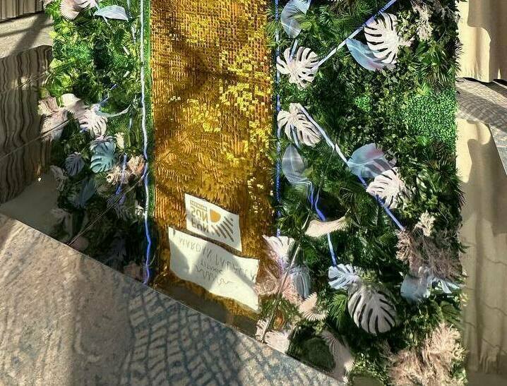 Фотозона фитостена тропики с неоном Фотозона фитостена тропики с неоном