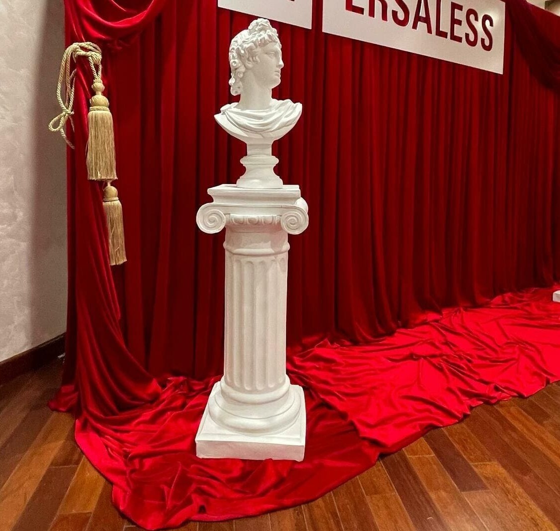 Фотозона с красной тканью Фотозона с красной тканью