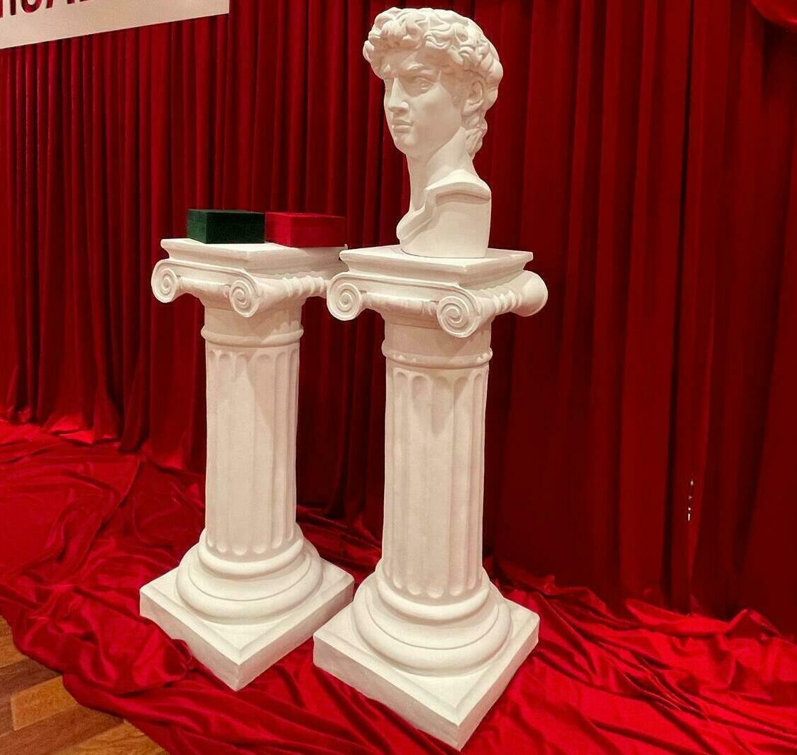 Фотозона с красной тканью Фотозона с красной тканью