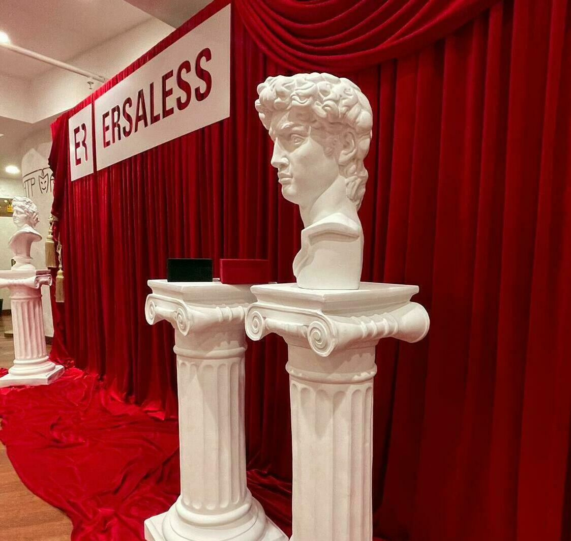 Фотозона с красной тканью Фотозона с красной тканью