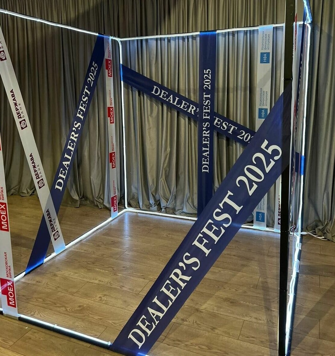 Фотозона неоновый куб с лентами Фотозона неоновый куб с лентами