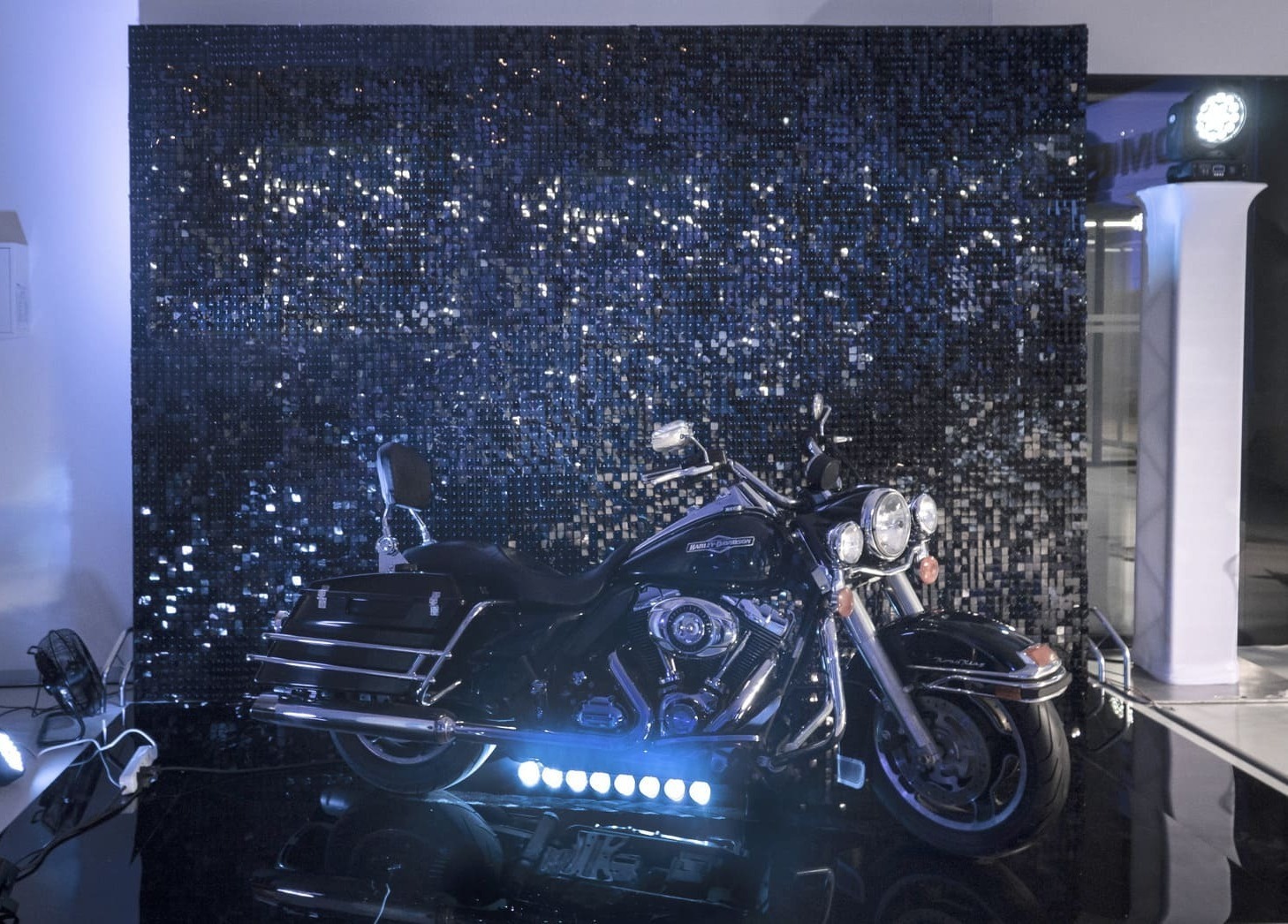 Фотозона из черных пайеток в стиле Рок Фотозона из черных пайеток в стиле Рок