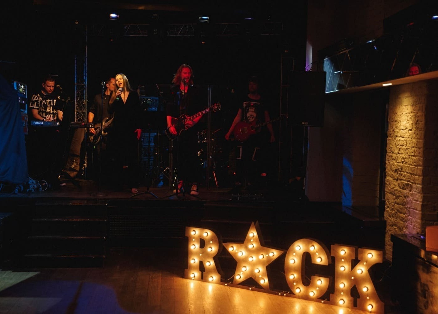 Фотозона из черных пайеток в стиле Рок Фотозона из черных пайеток в стиле Рок