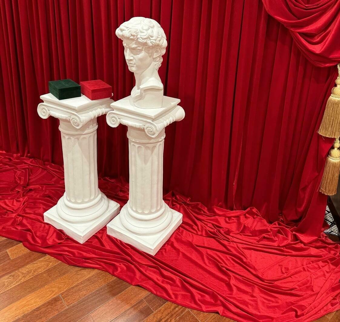 Фотозона с красной тканью Фотозона с красной тканью