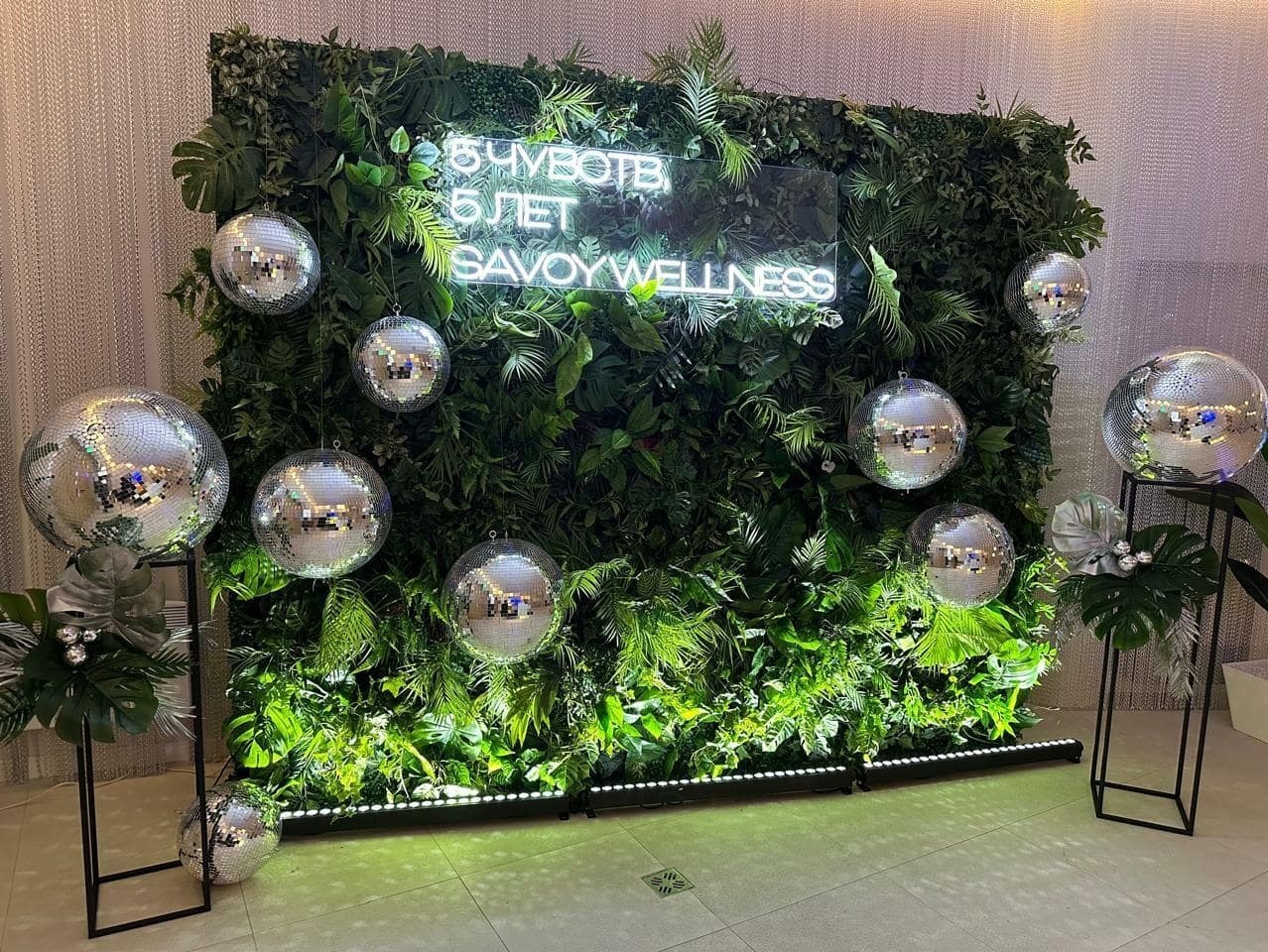 Тропическая фотозона с диско-шарами Тропическая фотозона с диско-шарами