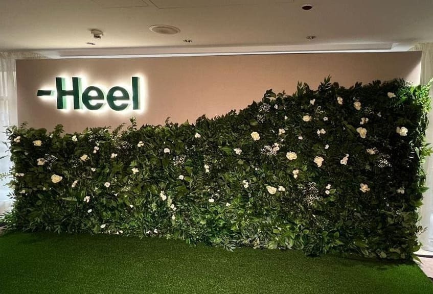 Фотозона с зеленью и неоном Фотозона с зеленью и неоном