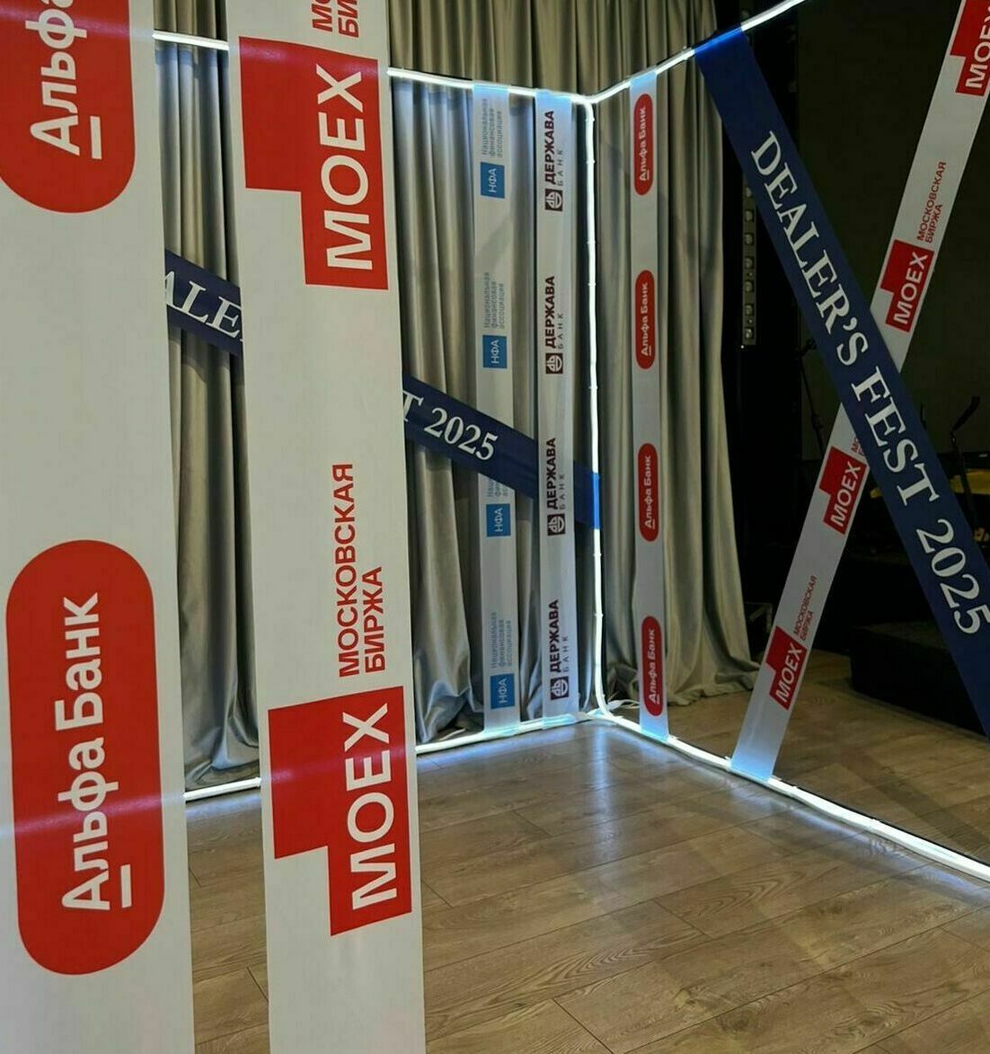 Фотозона неоновый куб с лентами Фотозона неоновый куб с лентами