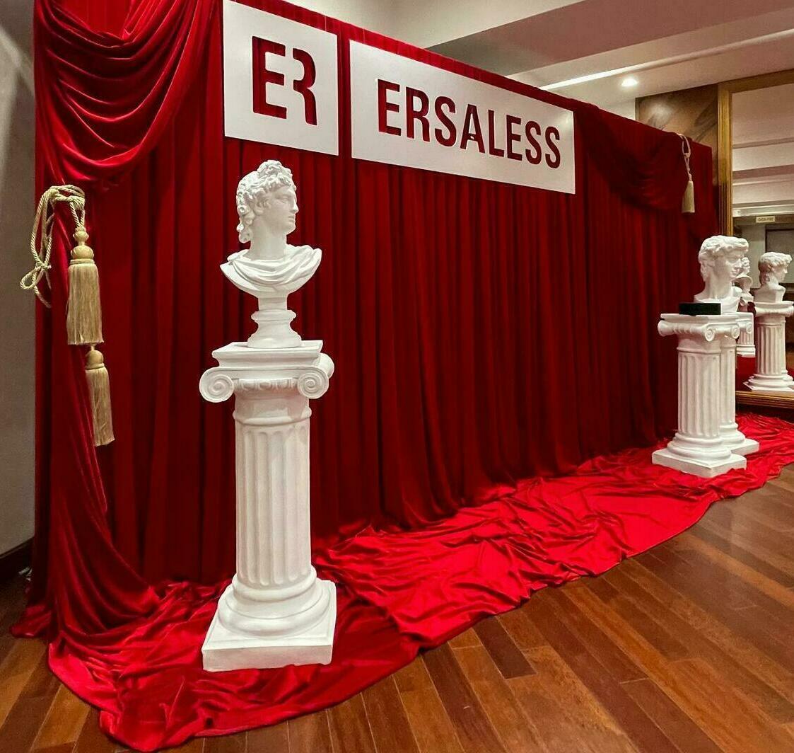 Фотозона с красной тканью Фотозона с красной тканью